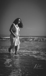 Girl-dance-with-the-sun-beach-portrait-muhitcreativess